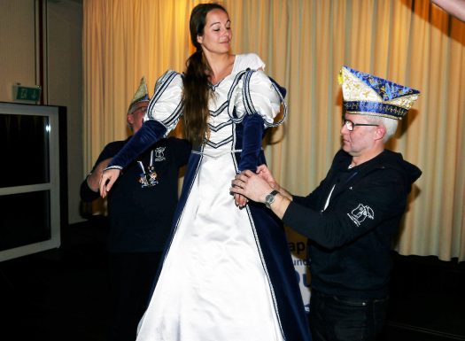 Vertreter des Elferrates helfen Prinzessin Melanie beim entkleiden. Foto: W. Wengefeld